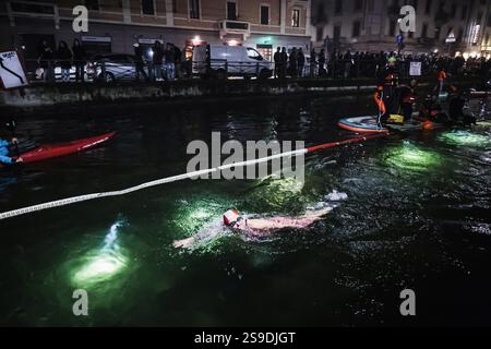 Milan, la baignade nocturne historique du Cimento Invernale organisée par Canottieri San Cristoforo dans les eaux glacées du Naviglio Grande à minuit 130 ans après la première édition et après une pause de 4 ans en raison du Covid. Sur la photo : un moment de la plongée dans le canal Banque D'Images