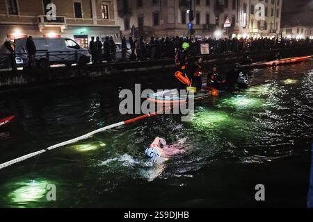 Milan, la baignade nocturne historique du Cimento Invernale organisée par Canottieri San Cristoforo dans les eaux glacées du Naviglio Grande à minuit 130 ans après la première édition et après une pause de 4 ans en raison du Covid. Sur la photo : un moment de la plongée dans le canal Banque D'Images