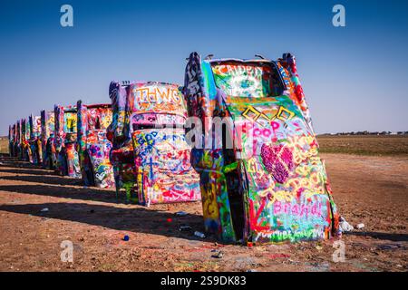 Amarillo, TX États-Unis - 9 octobre 2020 : situé le long de la US route 66 Texas, Cadillac Ranch est un parc public d'installations artistiques et de sculptures. Banque D'Images