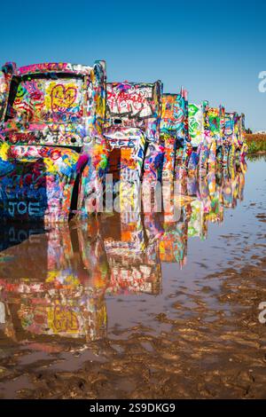 Amarillo, TX États-Unis - 31 août 2024 : situé le long de la US route 66 Texas, Cadillac Ranch est un parc public d'installations artistiques et de sculptures. Banque D'Images