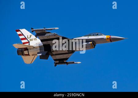US Air Force Lockheed Martin F-16C du 310th Fighter Squadron faisant une passe aux portes ouvertes de la Holloman Air Force base en 2024 Banque D'Images