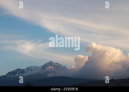 Vue aérienne prise avec un drone du volcan Nevado de Toluca, également appelé Xinantécatl, qui atteint une hauteur de 4 680 mètres au-dessus de la digue de la mer, situé dans la vallée de Toluca, à 22 km au sud-ouest de la capitale de l'État, Toluca. Le 25 janvier 2025 à Toluca de Lerdo, Mexique. (Photo de Carlos Santiago/ Eyepix Group) Banque D'Images