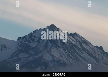 Vue aérienne prise avec un drone du volcan Nevado de Toluca, également appelé XinantÃ©catl, qui atteint une hauteur de 4 680 mètres au-dessus de la digue de la mer, situé dans la vallée de Toluca, à 22 km au sud-ouest de la capitale de l'État, Toluca. Le 25 janvier 2025 à Toluca de Lerdo, Mexique. (Crédit image : © Carlos Santiago/eyepix via ZUMA Press Wire) USAGE ÉDITORIAL SEULEMENT! Non destiné à UN USAGE commercial ! Banque D'Images
