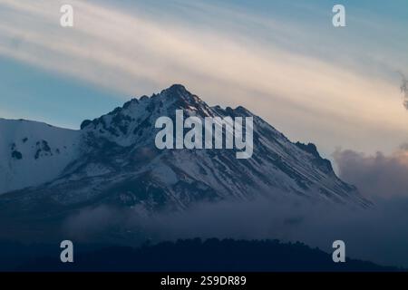 Vue aérienne prise avec un drone du volcan Nevado de Toluca, également appelé XinantÃ©catl, qui atteint une hauteur de 4 680 mètres au-dessus de la digue de la mer, situé dans la vallée de Toluca, à 22 km au sud-ouest de la capitale de l'État, Toluca. Le 25 janvier 2025 à Toluca de Lerdo, Mexique. (Crédit image : © Carlos Santiago/eyepix via ZUMA Press Wire) USAGE ÉDITORIAL SEULEMENT! Non destiné à UN USAGE commercial ! Banque D'Images