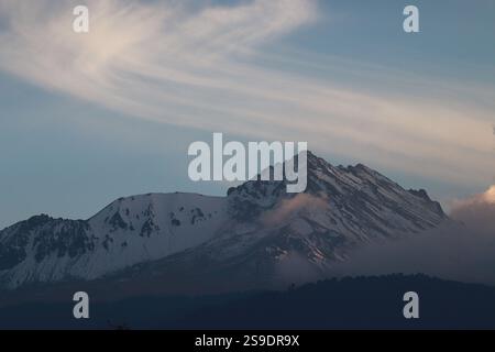 Vue aérienne prise avec un drone du volcan Nevado de Toluca, également appelé Xinantécatl, qui atteint une hauteur de 4 680 mètres au-dessus de la digue de la mer, situé dans la vallée de Toluca, à 22 km au sud-ouest de la capitale de l'État, Toluca. Le 25 janvier 2025 à Toluca de Lerdo, Mexique. (Photo de Carlos Santiago/Eyepix Group/SIPA USA) Banque D'Images