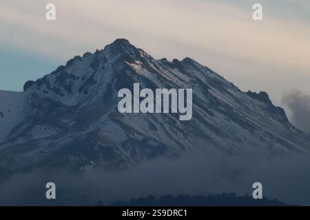 Vue aérienne prise avec un drone du volcan Nevado de Toluca, également appelé Xinantécatl, qui atteint une hauteur de 4 680 mètres au-dessus de la digue de la mer, situé dans la vallée de Toluca, à 22 km au sud-ouest de la capitale de l'État, Toluca. Le 25 janvier 2025 à Toluca de Lerdo, Mexique. (Photo de Carlos Santiago/Eyepix Group/SIPA USA) Banque D'Images