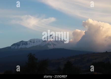 Vue aérienne prise avec un drone du volcan Nevado de Toluca, également appelé Xinantécatl, qui atteint une hauteur de 4 680 mètres au-dessus de la digue de la mer, situé dans la vallée de Toluca, à 22 km au sud-ouest de la capitale de l'État, Toluca. Le 25 janvier 2025 à Toluca de Lerdo, Mexique. (Photo de Carlos Santiago/Eyepix Group/SIPA USA) Banque D'Images