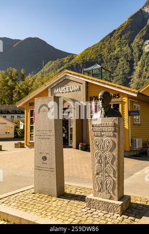 Musée du chemin de fer FLAM avec buste de statue mémorial du fondateur du chemin de fer Ingolf Christensen, centre du village de Flam, Norvège, Europe, 2024 Banque D'Images