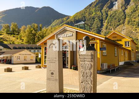 Musée du chemin de fer de Flåmsbana, Flåmsdalen, Flåm avec statue buste mémorial du fondateur du chemin de fer Ingolf Christensen, Norvège, Europe, 2024 Banque D'Images