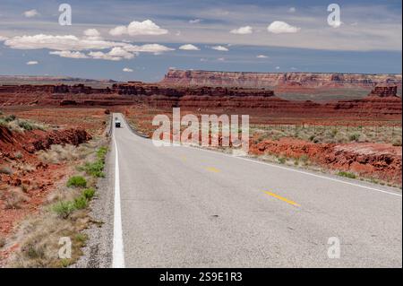 'Sur la route ouverte' - Un camping-car parcourt l'US Highway 163 dans le désert du sud de l'Utah Banque D'Images
