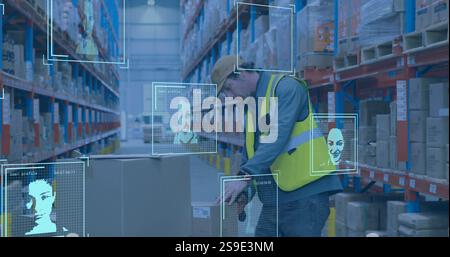 Image de reconnaissance faciale au-dessus d'un employé d'entrepôt manipulant une grande boîte Banque D'Images