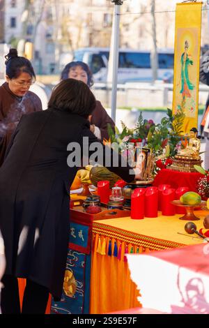 Barcelone - Espagne, 25 janvier 2025 : une cérémonie d'offrande bouddhiste sereine a lieu, célébrant le nouvel an chinois avec des rituels et des traditions colorés Banque D'Images