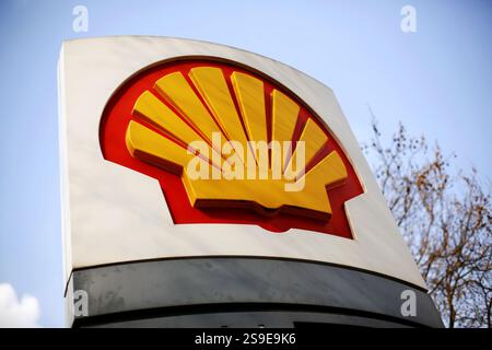 Dossier photo datée du 08/04/15 d'un logo d'entreprise dans une station-service Shell à Londres. Shell devrait afficher un bénéfice annuel inférieur à celui de l’année précédente la semaine prochaine, après que le géant de l’énergie a été frappé par la faiblesse des prix du pétrole et la faiblesse de la demande pour les combustibles fossiles. La société cotée à Londres devrait annoncer jeudi ses résultats financiers pour l'année civile 2024. Date d'émission : dimanche 26 janvier 2025. Banque D'Images