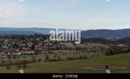 Vue idyllique du village résidentiel avec Rolling Hills dans la campagne Banque D'Images