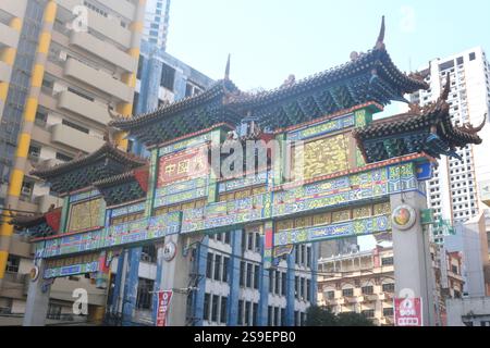 Manille, Philippines - 25 janvier 2025 : arche de bienvenue et arche de l'amitié chinoise philippine à l'entrée du quartier chinois de Binondo. Banque D'Images