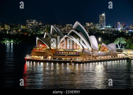 Opéra de Sydney la nuit, bâtiment architectural emblématique, paysage nocturne du port de la ville, destination de voyage Banque D'Images