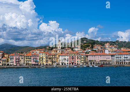 Vue depuis la longue jetée du pittoresque front de port dans le quartier Oneglia d'Imperia, Ligurie, Italie. Banque D'Images