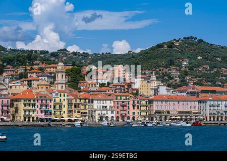 Vue depuis la longue jetée du pittoresque front de port dans le quartier Oneglia d'Imperia, Ligurie, Italie. Banque D'Images