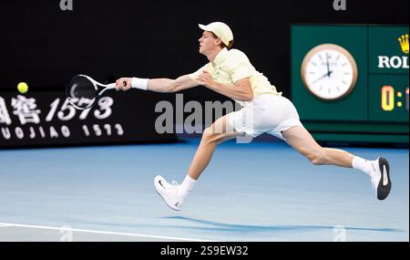 (250126) -- MELBOURNE, 26 janvier 2025 (Xinhua) -- Jannik Sinner fait son retour lors de la finale masculine en simple entre Jannik Sinner d'Italie et Alexander Zverev d'Allemagne lors du tournoi de tennis de l'Open d'Australie à Melbourne, Australie, le 26 janvier 2025. (Xinhua/ma Ping) Banque D'Images