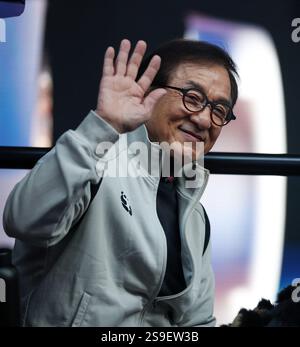 (250126) -- MELBOURNE, Jan. 26, 2025 (Xinhua) -- L'acteur Jackie Chan regarde la finale masculine en simple entre Jannik Sinner d'Italie et Alexander Zverev d'Allemagne au tournoi de tennis de l'Open d'Australie à Melbourne, Australie, le 26 janvier 2025. (Xinhua/ma Ping) Banque D'Images