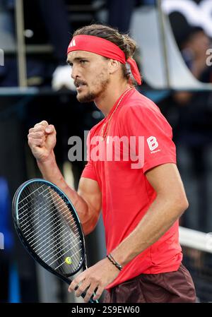 (250126) -- MELBOURNE, Jan. 26, 2025 (Xinhua) -- Alexander Zverev célèbre le but lors de la finale masculine en simple entre Jannik Sinner d'Italie et Alexander Zverev d'Allemagne à l'Open d'Australie à Melbourne, Australie, le 26 janvier 2025. (Xinhua/ma Ping) Banque D'Images