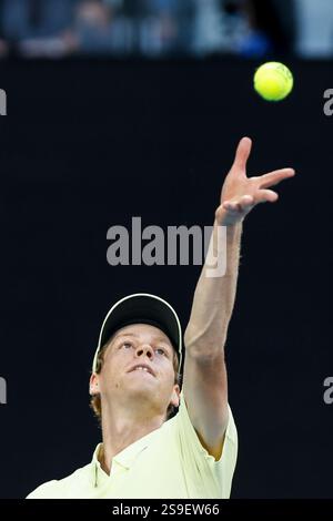 (250126) -- MELBOURNE, 26 janvier 2025 (Xinhua) -- Jannik Sinner sert lors de la finale masculine en simple entre Jannik Sinner d'Italie et Alexander Zverev d'Allemagne à l'Open d'Australie à Melbourne, Australie, le 26 janvier 2025. (Xinhua/ma Ping) Banque D'Images