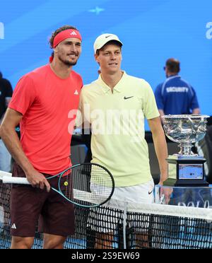 (250126) -- MELBOURNE, Jan. 26, 2025 (Xinhua) -- Jannik Sinner (R) d'Italie et Alexander Zverev d'Allemagne posent pour des photos avant leur finale masculine en simple à l'Open d'Australie de tennis à Melbourne, Australie, le 26 janvier 2025. (Xinhua/ma Ping) Banque D'Images