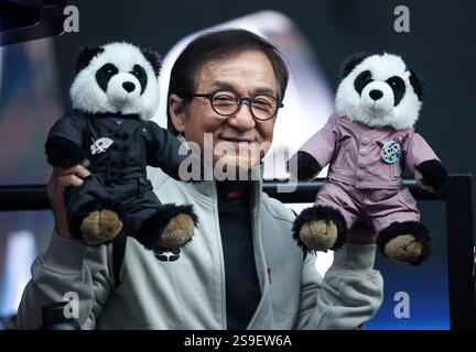 (250126) -- MELBOURNE, Jan. 26, 2025 (Xinhua) -- L'acteur Jackie Chan regarde la finale masculine en simple entre Jannik Sinner d'Italie et Alexander Zverev d'Allemagne au tournoi de tennis de l'Open d'Australie à Melbourne, Australie, le 26 janvier 2025. (Xinhua/ma Ping) Banque D'Images