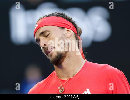 (250126) -- MELBOURNE, Jan. 26, 2025 (Xinhua) -- Alexander Zverev réagit lors de la finale masculine en simple entre Jannik Sinner d'Italie et Alexander Zverev d'Allemagne lors de l'Open d'Australie à Melbourne, Australie, le 26 janvier 2025. (Xinhua/ma Ping) Banque D'Images