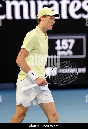 (250126) -- MELBOURNE, 26 janvier 2025 (Xinhua) -- Jannik Sinner réagit lors de la finale masculine de simple entre Jannik Sinner d'Italie et Alexander Zverev d'Allemagne lors de l'Open d'Australie à Melbourne, Australie, 26 janvier 2025. (Xinhua/ma Ping) Banque D'Images