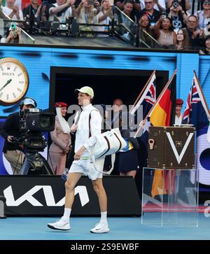(250126) -- MELBOURNE, 26 janvier 2025 (Xinhua) -- Jannik Sinner entre sur le terrain avant la finale masculine de simple entre Jannik Sinner d'Italie et Alexander Zverev d'Allemagne à l'Open d'Australie de tennis à Melbourne, Australie, le 26 janvier 2025. (Xinhua/ma Ping) Banque D'Images