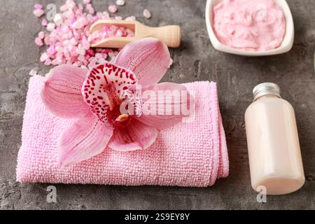 Fleur d'orchidée rose sur serviette douce. Heure du spa Banque D'Images