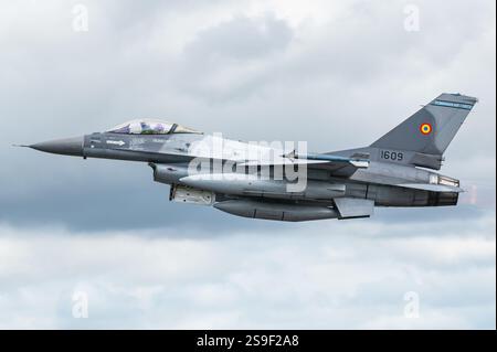 Un avion de chasse multirôle supersonique General Dynamics F-16 Fighting Falcon de l'armée de l'air roumaine. Banque D'Images