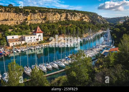 Baie pittoresque avec voiliers ancrés en rangée, Calanques de Port Miou, Parc National des Calanques près de Cassis, Provence, France, Europe Banque D'Images