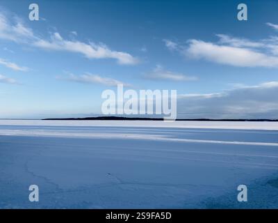 Paysage d'hiver avec un lac gelé en Suède. Banque D'Images