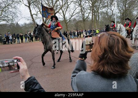 DATE D'ENREGISTREMENT NON INDIQUÉE Marche de commémoration de Charles Ier à Londres la Société anglaise de la guerre civile organise une marche annuelle à Londres pour commémorer l'exécution du roi Charles Ier, martyrisé le 30 janvier 1649. Les participants, vêtus d'une tenue historique, défilent du palais St Jamess le long du Mall jusqu'à Horse Guards Parade, où un serment et une commémoration ont lieu. Une cérémonie de dépôt de gerbes suit à la Banqueting House, le site de l'exécution de Charles, et à la statue équestre du monarque à Whitehall, avant que la marche ne se termine de retour au palais St Jamess. Unité Londres Angleterre Banque D'Images
