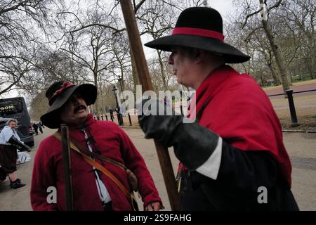 DATE D'ENREGISTREMENT NON INDIQUÉE Marche de commémoration de Charles Ier à Londres la Société anglaise de la guerre civile organise une marche annuelle à Londres pour commémorer l'exécution du roi Charles Ier, martyrisé le 30 janvier 1649. Les participants, vêtus d'une tenue historique, défilent du palais St Jamess le long du Mall jusqu'à Horse Guards Parade, où un serment et une commémoration ont lieu. Une cérémonie de dépôt de gerbes suit à la Banqueting House, le site de l'exécution de Charles, et à la statue équestre du monarque à Whitehall, avant que la marche ne se termine de retour au palais St Jamess. Unité Londres Angleterre Banque D'Images