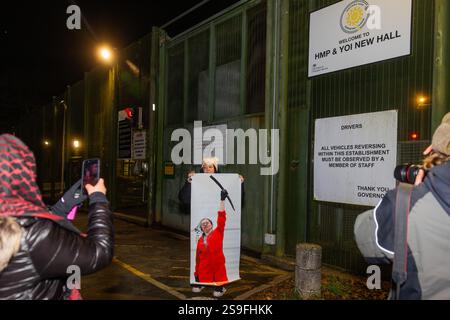 Wakefield, Royaume-Uni. 25 JANVIER 2025. La bannière de Francesca Nadin tenant une pioche sur le toit de Teledyne est tenue devant les portes alors que les manifestants tenaient une manifestation dans les locaux de Womens et YOI HMP New Hall près de Wakefield, la police n'a pas tenté d'empêcher les quelque 100 manifestants de marcher sur l'allée principale, les manifestants ont chanté joyeux anniversaire au prisonnier incarcéré de Palestine action Fransceca Nadin, qui aurait pris des mesures contre Barclays Bank et contre Teledyne à Shipley. Les manifestants ont frappé des tambours et frappé les murs de la prison avant de déclencher des feux d'artifice. Crédit Milo Chandler/Alamy Live News Banque D'Images
