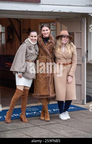 Windsor, Berkshire, Royaume-Uni. 19 janvier 2025. Filles à la mode dans leurs tenues d'hiver à Royal Windsor Racecourse à Windsor, Berkshire. Crédit : Maureen McLean/Alamy Banque D'Images