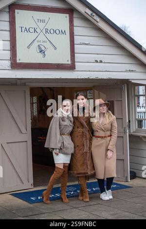 Windsor, Berkshire, Royaume-Uni. 19 janvier 2025. Filles à la mode dans leurs tenues d'hiver à Royal Windsor Racecourse à Windsor, Berkshire. Crédit : Maureen McLean/Alamy Banque D'Images