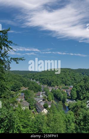 Vue sur le village de Solingen Unterburg à la rivière Wupper dans Bergisches Land, Rhénanie du Nord-Westphalie, Allemagne Banque D'Images