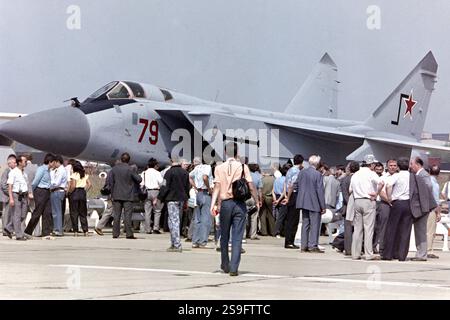 Un avion de chasse supersonique Mikoyan-Gurevich MiG-25 Foxbat de l'armée de l'air soviétique, exposé statique lors du salon international de l'aviation de Moscou au Centre de vol de Zhukovsky, le 11 août 1992 à Zhukovsky, oblast de Moscou, Russie. Banque D'Images