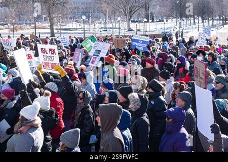Paul, Minnesota - 18 janvier 2025 : la foule se rassemble sur le centre commercial State Capitol pour montrer son soutien aux droits des femmes lors de la manifestation populaire. Banque D'Images