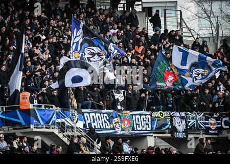 Les supporters du Paris FC lors du match de football de la Ligue 2 BKT entre le Paris FC et le Red Star FC le 25 janvier 2025 au stade Charlety à Paris, France Banque D'Images