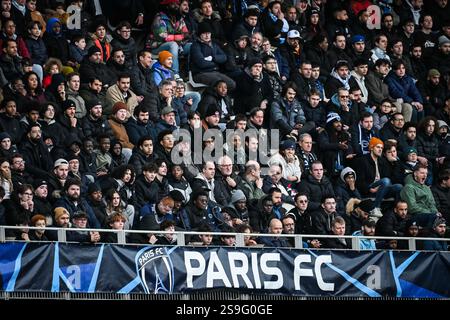 Les supporters lors du match de football de la Ligue 2 BKT entre le Paris FC et le Red Star FC le 25 janvier 2025 au stade Charlety à Paris, France Banque D'Images
