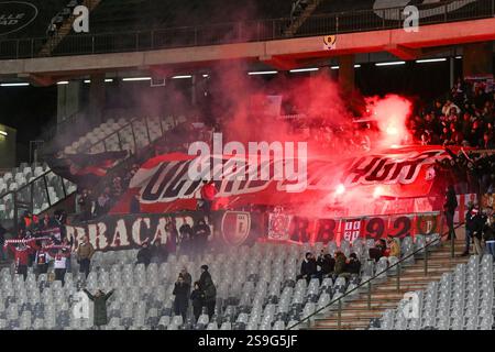 Fans et supporters de Braga utilisant des fusées pyrotechniques et des feux d'artifice photographiés pendant la phase de la ligue - match du jour 7 de l'UEFA Europa League saison 2024-2025 entre Royale Union Saint-Gilloise et SC Braga du Portugal le 23 janvier 2025 à Bruxelles, Belgique. (Photo de David Catry / Isosport) Banque D'Images
