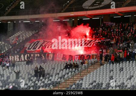 Fans et supporters de Braga utilisant des fusées pyrotechniques et des feux d'artifice photographiés pendant la phase de la ligue - match du jour 7 de l'UEFA Europa League saison 2024-2025 entre Royale Union Saint-Gilloise et SC Braga du Portugal le 23 janvier 2025 à Bruxelles, Belgique. (Photo de David Catry / Isosport) Banque D'Images