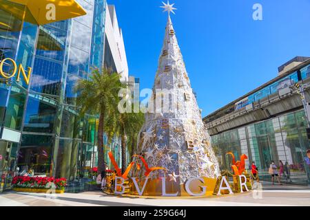 Grand arbre de Noël est décoré Bvlgari et placé en face du centre commercial Siam Paragon, un célèbre centre commercial au cœur de Bangkok. Thaïlande, Banque D'Images
