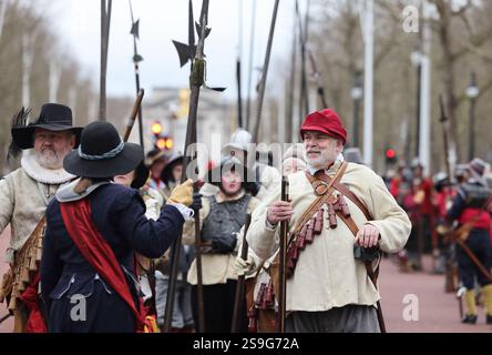 Londres, Royaume-Uni, 26 janvier 2025. Le 53 mars pour commémorer l'exécution du roi Charles Ier le 30 janvier 1649 a eu lieu avec plusieurs centaines de membres de la Société anglaise de la guerre civile marchant sur les dernières traces du roi et déposant une couronne. Crédit : Monica Wells/Alamy Live News Banque D'Images