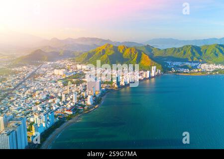 Plage surplombant la ville vue aérienne sur la côte de l'Asie du Sud-est dans la soirée à l'aube coucher du soleil Nha Trang. Banque D'Images